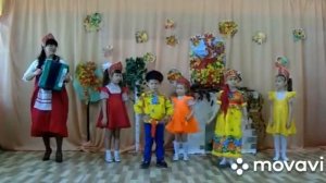 Фольклорная группа «Топотушки» с осенними урожайными частушками на осеннем празднике.