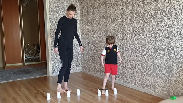 Упражнение на сохранение равновесия и баланса. смотреть онлайн