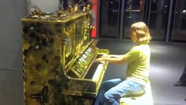 Pianist Formidable - Spontane impromptu piano sessie op publieke 'play me I'm yours' piano. смотреть онлайн