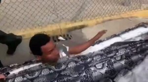 Мигранты из Африки, чтобы проникнуть в Европу, зашили себя в матрасы