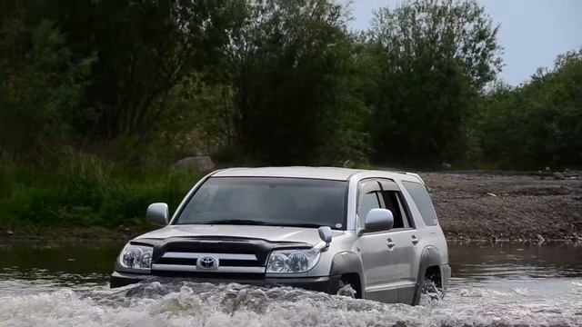 Hilux Surf 215. Сурф едет в брод.