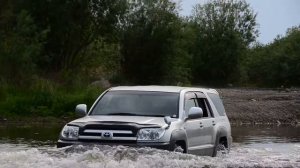 Hilux Surf 215. Сурф едет в брод.