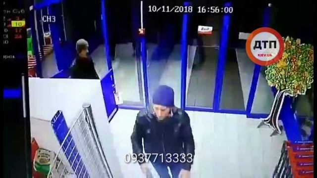 Внимание вор: в Киеве в супермаркетах данный мужчина обворовывают ячейки хранения вещей смотреть онлайн