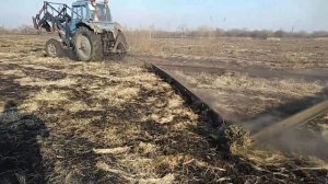 Чистим сенокос от кочки при помощи жд рельс
