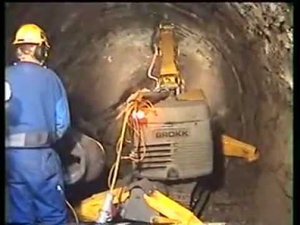 Машина для демонтажа футеровки Brokk 180. Ремонт металлургической печи