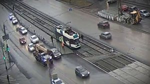В Челябинске неизвестные люди обкидали трамвай камнями