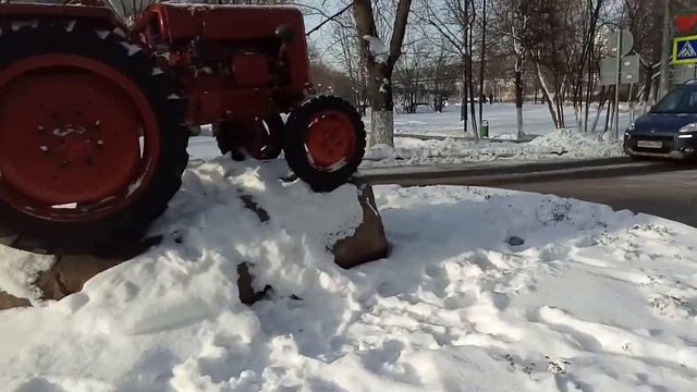 Совхоз имени Ленина, старинные трактора в качестве памятников смотреть онлайн