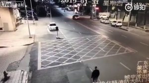 Прохожего жёстко сбивает машина