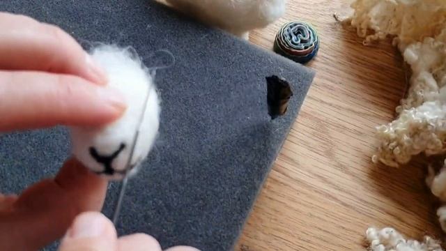 Beginner Needle Felting | Sheep Baubles | Needle Felting Animals | Easy Needle Felting Tutorial смотреть онлайн