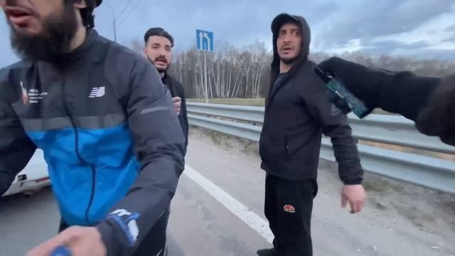 Опасные парни с острыми предметами ☠️ нападение на обочине!