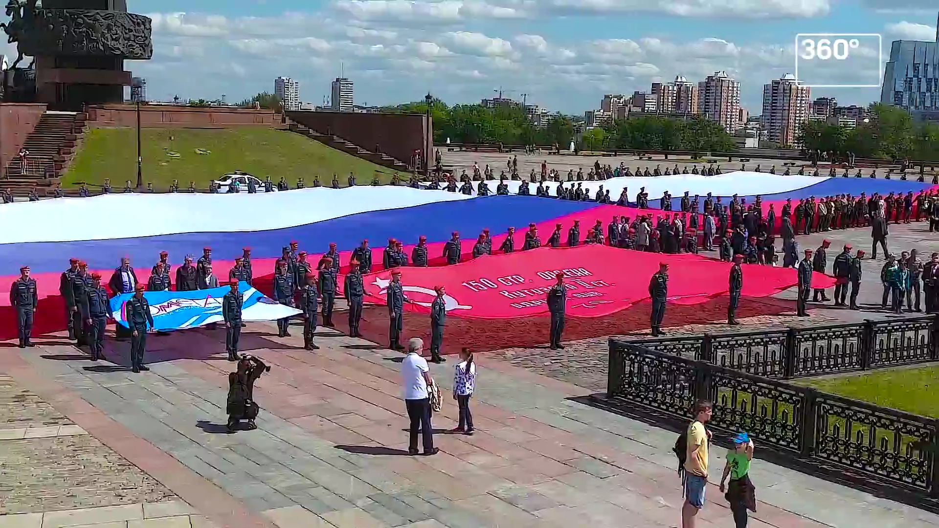 Огромный флаг России развернули на Поклонной горе в Москве