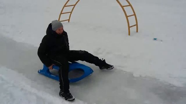 Неудачно Скатился с горки! смотреть онлайн