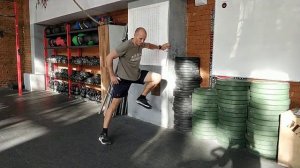 Подсед-толчок с упором в стену боком