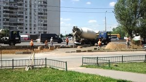 Бетонируют покрытие станции Шолоховской в Ново-Переделкино
