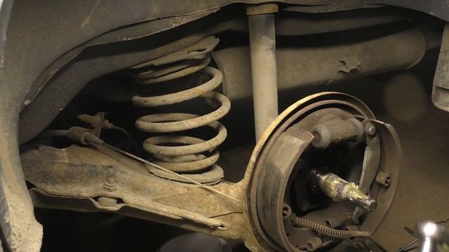 Замена тормозного цилиндра барабанного тормозного механизма. на видео Дэу Нексия (Daewoo Nexia) смотреть онлайн