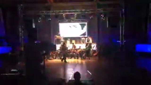 Manu Tocando Guitarra - Musical Elvis Presley смотреть онлайн