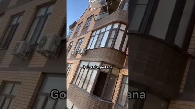 Вырванное ветром окно чуть не упало на машины в Дагестане смотреть онлайн