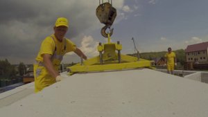Использование захвата при монтаже газобетонных панелей перекрытий