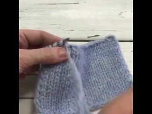 Закрываем край изделия иглой.