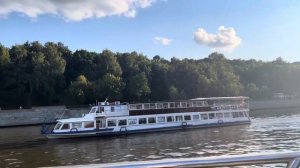 Теплоход «Августина» плывёт по Москве-реке.