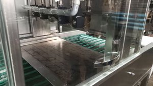 Автоматический конвейерный распылитель меланжа, глейзера на выпечку.