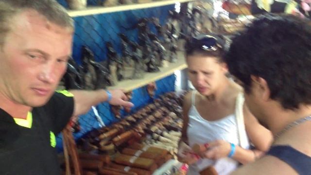 Торговля на рынке сувениров