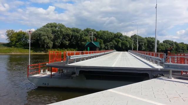 Пешеходный разводной понтонный мост, Коломна, Россия