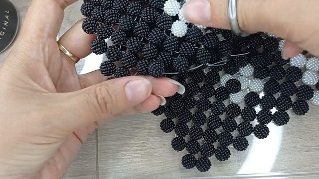 разрезаю сумку, чтобы показать как она рассыплется ???сумка из бусин 