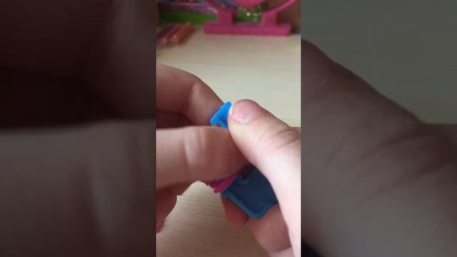 Как сплести сердечко из резинок на рогатке
