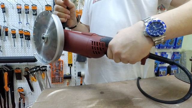 Обзор угловой шлифовальной машины RedVerg RD-AG230-230S: большая болгарка с диаметром диска 230 мм смотреть онлайн