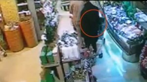 Полицией Москвы раскрыты кражи сумок из тележек для продуктов у покупателей двух магазинов