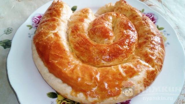 Ракушка из слоеного теста с сахаром и корицей