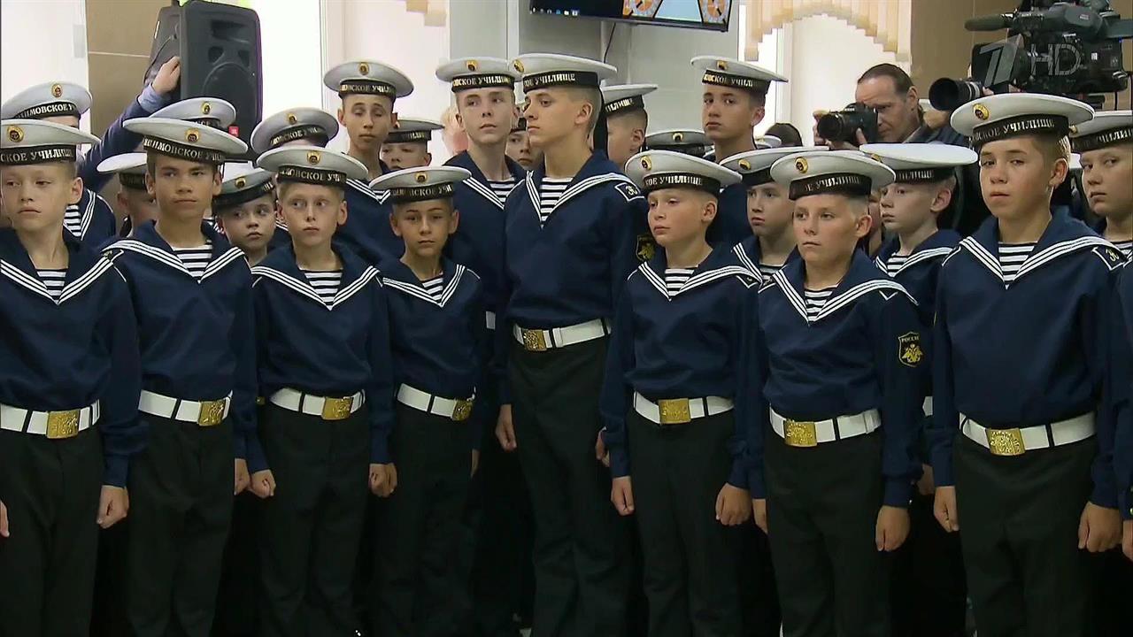 В Приморье Владимир Путин обсудил развитие Дальнего Востока и встретился с нахимовцами