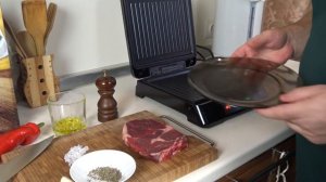 Стейк рибай и перец на гриле.