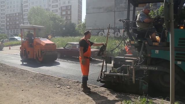 В Смоленске продолжается ямочный ремонт дорог смотреть онлайн