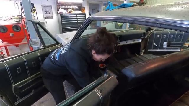 Incredible Results! Buick LeSabre Gets Interior Cleaned Up AND New Wheels (For Goin' Ta Town) смотреть онлайн