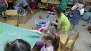 Дети играют в детском саду