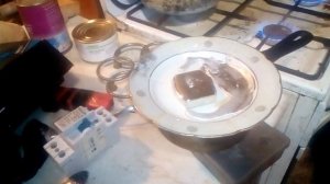 Литье свинца, олова в бумажную форму.