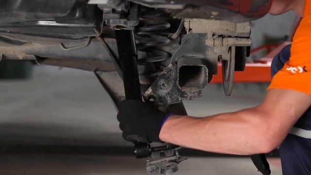 Como mudar amortecedores traseiros RENAULT SCENIC 2 Tutorial | Autodoc смотреть онлайн