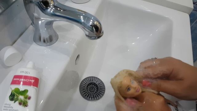 Лайфак для кукол барби. Как убрать клей и лак с волос. Как отмыть жирные волосы у куклы. смотреть онлайн