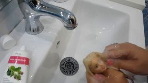 Лайфак для кукол барби. Как убрать клей и лак с волос. Как отмыть жирные волосы у куклы.
