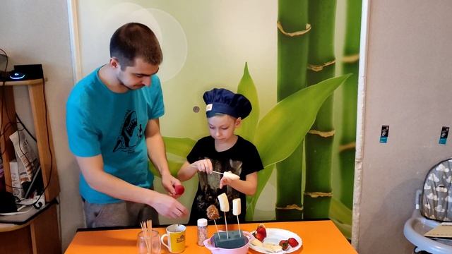ГОТОВИМ С ПАПОЙ ПОДАРОК МАМЕ НА 8Е МАРТА