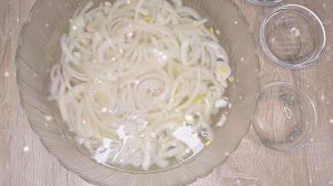Нежнейшие свиные стейки на луковой подушке.