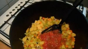 Суп с консервированной фасолью и тушенкой.