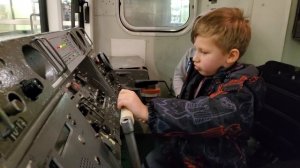 Иван - машинист метрополитена. Настоящий стенд кабины вагона метро. John is a subway driver.