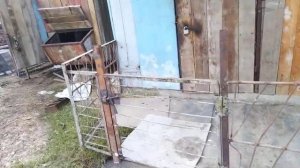 Как сделать загон для свиней к сараю реально из хлама