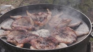 Перепелка на садже с овощами и зернами граната.