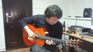 Казах играет на гитаре как домбыра