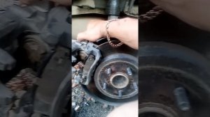 Toyota Prius 2011 год 30 кузов, замена задних тормозных колодок