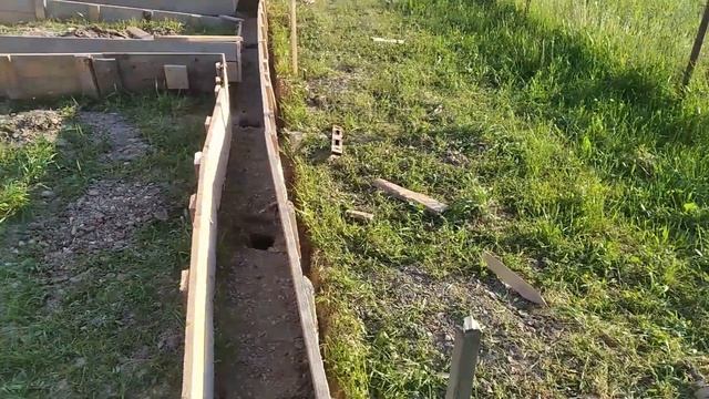 Опалубка для ленточного фундамента. Вязка арматуры. смотреть онлайн